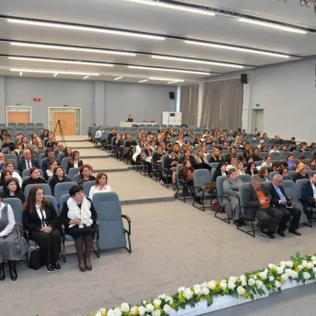 Yanvarın 17-də Azərbaycan Özəl Təhsil Müəssisələri Assosiasiyasının sədri Heydər Eminli Elm və Təhsil Nazirliyi yanında İctimai Şura tərkibində Bakı şəhərinin müxtəlif məktəblərini təmsil edən 300-dən çox məktəb direktoru ilə görüşüb.