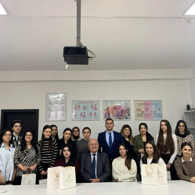 Fevralın 20-də Azərbaycan Özəl Təhsil Müəssisələri Assosiasiyasının sədri Heydər Eminli Azərbaycan Dillər Universitetinin Təhsil Fakültəsinin dekanı professor Hikmət Əlizadənin  dəvəti ilə həmin fakültənin son kurs tələbələri ilə görüş keçirdi.